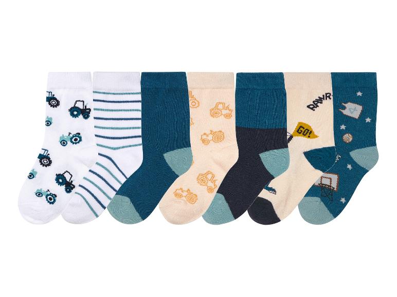 Sechs Paar Kindersocken mit verschiedenen verspielten Designs.