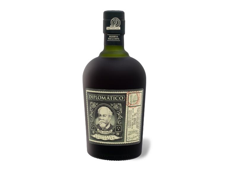 Flasche dunkler Rum mit Etikett, das einen Mann und den Text „Reserva Exclusiva“ zeigt.