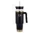 Schwarzer Thermobecher mit Griff, Deckel und Strohhalm, mit goldenen Details.