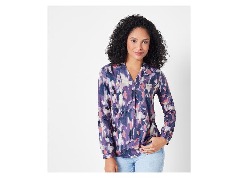 Eine Frau in einem Oberteil mit Camouflage-Muster.