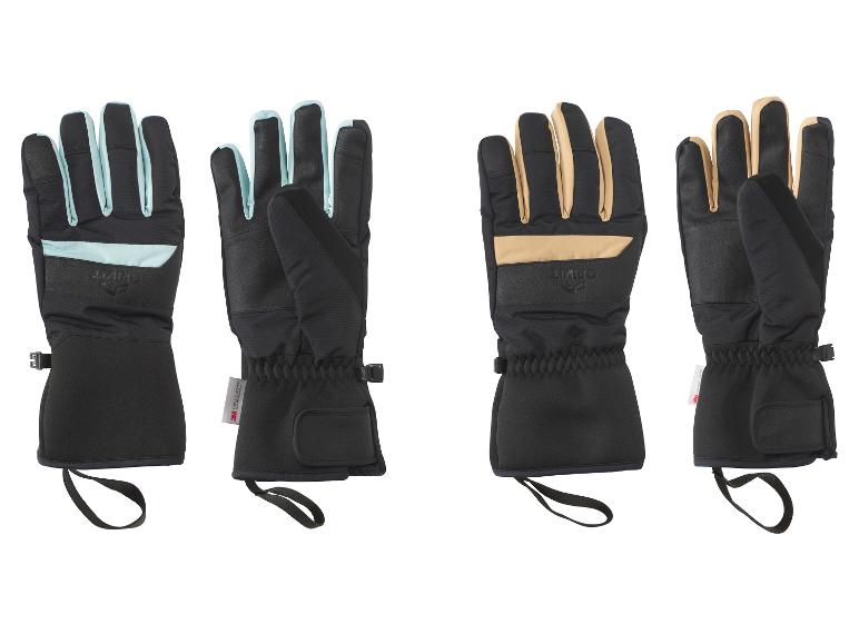 Vier schwarze und hellblaue/beige Skihandschuhe, zwei von vorne und zwei von hinten.