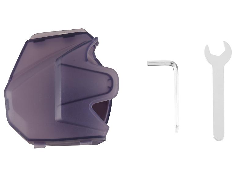 Violetter Schutzdeckel, Inbusschlüssel und Schraubenschlüssel auf weißem Hintergrund