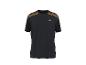 Schwarzes Sport-T-Shirt mit roten und gelben Zierstreifen auf den Schultern.