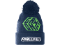Dunkelblaue Strickmütze mit Bommel und grünem Würfelmotiv