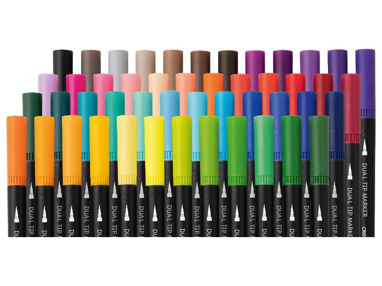 Mehrfarbige Doppelspitzenmarker in Reihen angeordnet, mit dem Text „DUAL TIP MARKER“.