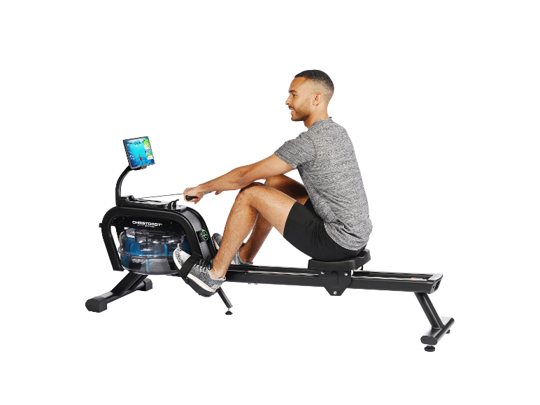Mann trainiert auf einem Christopeit Rudergerät.