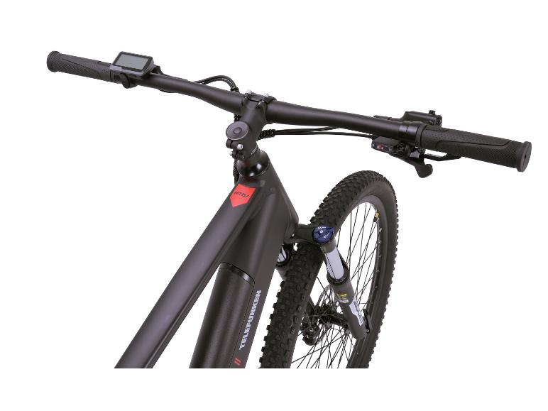 Schwarzes E-Mountainbike mit Digitalanzeige am Lenker und Federung.