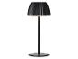 Schwarze Tischlampe mit plissiertem Schirm und rundem Fuß.