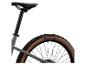 Ein graues Mountainbike mit Maxxis-Reifen.