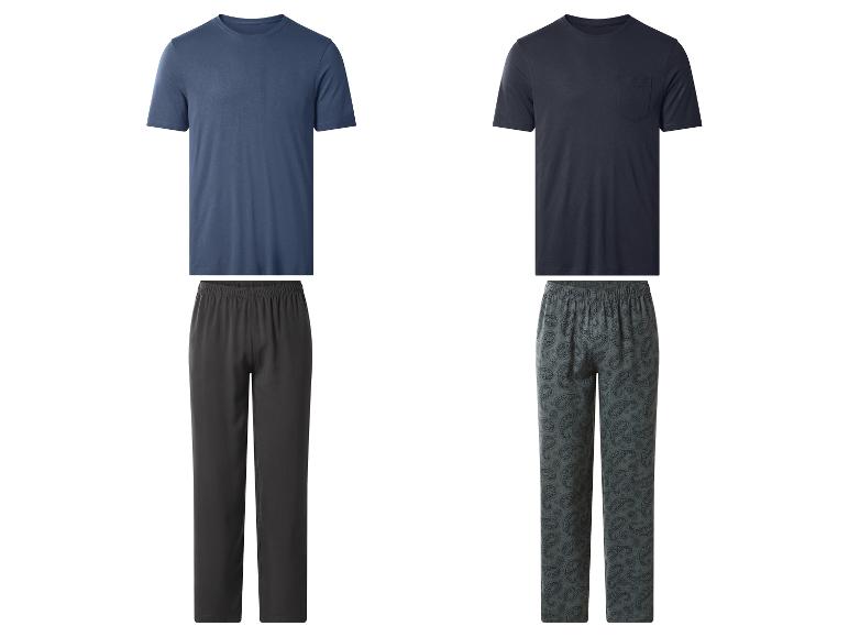 Zwei Herren-Pyjama-Sets: blaues T-Shirt mit dunkelgrauer Hose und dunkelblaues T-Shirt mit gemusterter Hose.