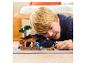 Lächelnder Junge spielt mit einem Lego Minecraft Set auf dem Teppich