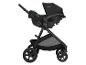 Schwarzer Kinderwagen mit Babyschale auf weißem Hintergrund.