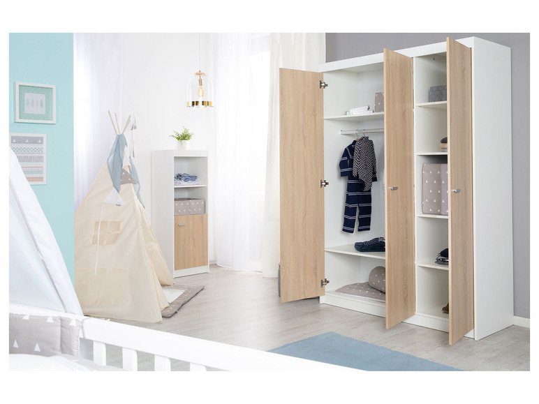 Ein weißer Kleiderschrank mit Holztüren, geöffnet, um das Innere mit Regalen und einer Kleiderstange zu zeigen.