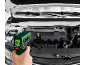 Hand hält Infrarot-Thermometer, das die Temperatur eines Automotors misst, Anzeige 87.3 °C.
