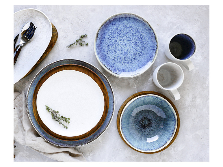 Ein Set mit blauen und weißen Geschirr mit Holzdetails.