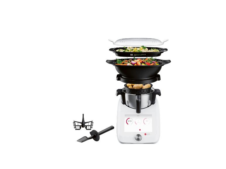 Ein Monsieur Cuisine Connect mit Dampfkorb, Dampfdeckel und Spatel.