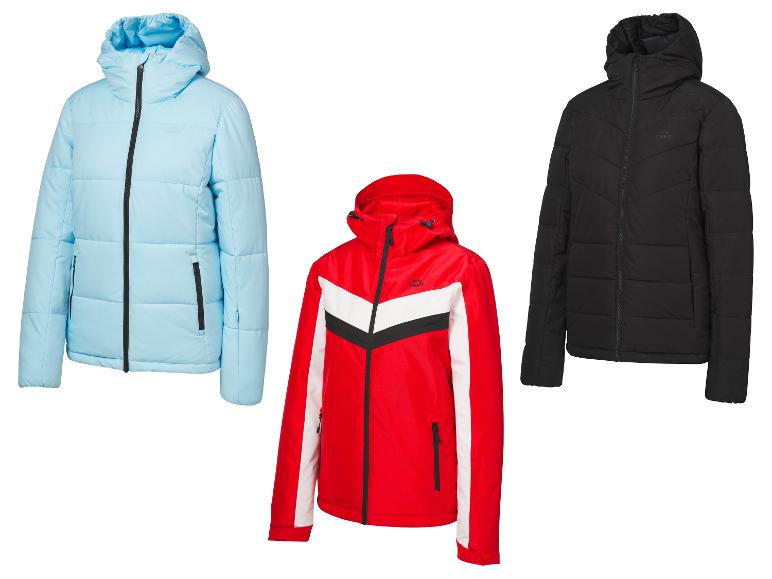 Drei Crivit Jacken: eine hellblaue Pufferjacke, eine rote Skijacke und eine schwarze Pufferjacke.