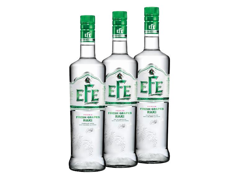 Drei Flaschen frischer Trauben-Raki mit grünen Verschlüssen und Etiketten.