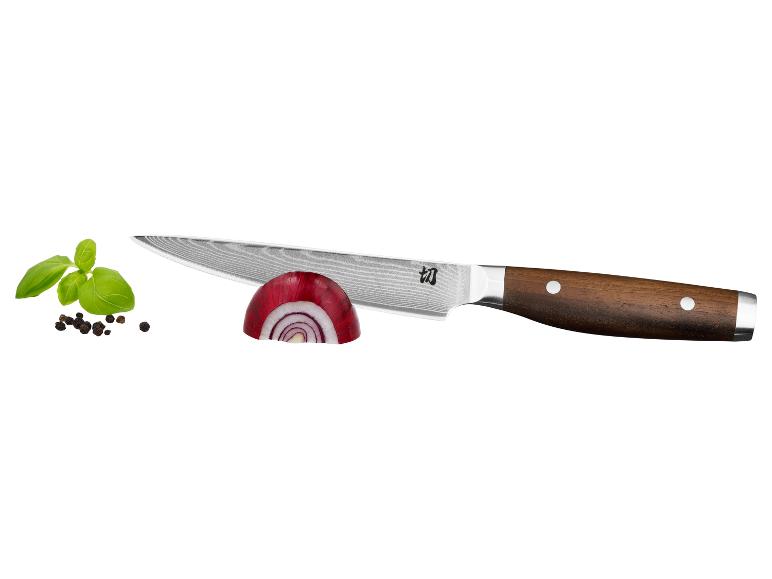 Messer, rote Zwiebel, Basilikum und Pfeffer auf weißem Hintergrund.