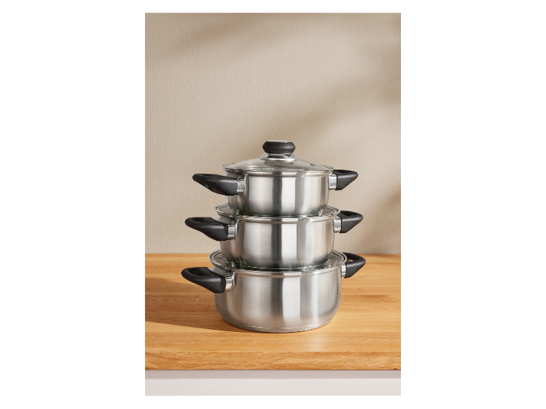 Drei Edelstahl-Töpfe mit Glasdeckeln, übereinander gestapelt.