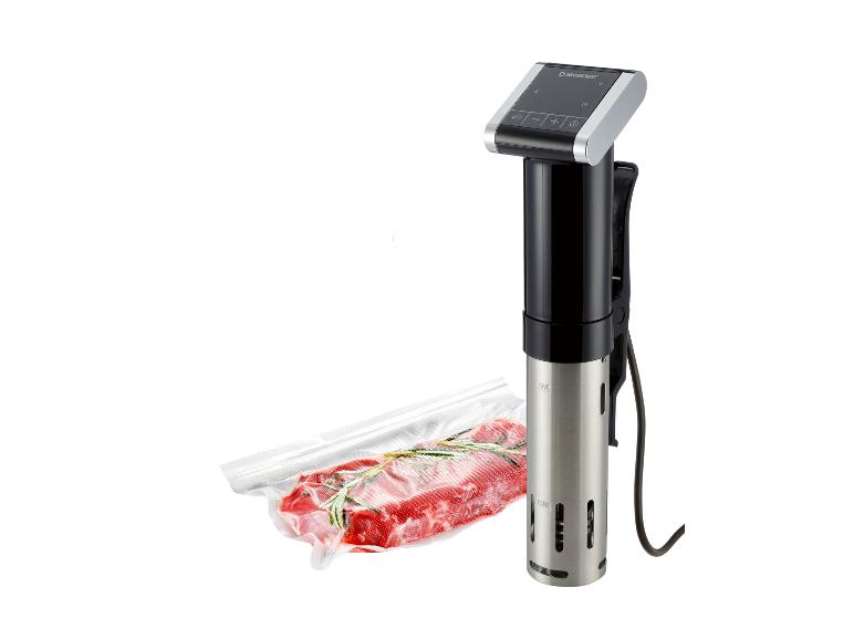 Sous-Vide-Garer mit vakuumverpacktem Fleisch und Rosmarin