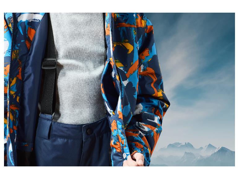 Skijacke und -hose mit abstraktem Muster.