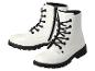 Ein Paar weiße Lack-Schnürstiefel mit schwarzen Sohlen und Reißverschlüssen.