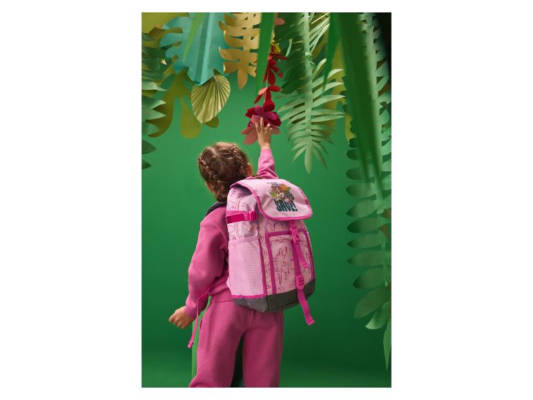 Mädchen in pinkem Trainingsanzug und Rucksack greift nach Papierblumen im Dschungel.