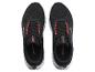 Ein Paar schwarze Sportschuhe mit orangefarbenen Details und weißen Sohlen, von oben gesehen.