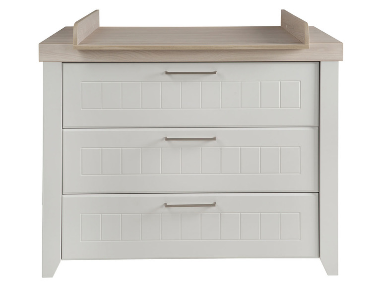 Weiße Kommode mit drei Schubladen und Wickelaufsatz.