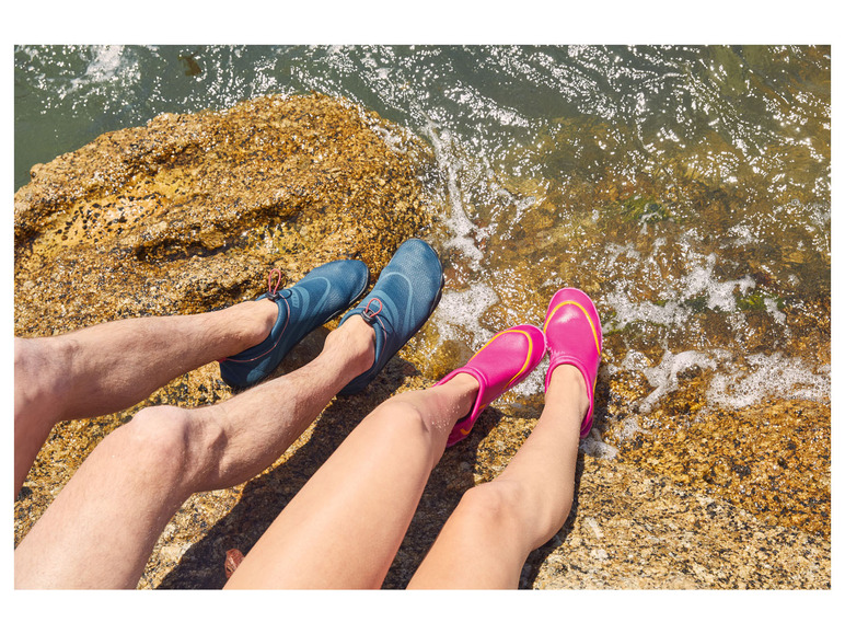 Zwei Paar Wasserschuhe auf einem Felsen am Wasser.
