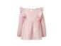 Rosa langärmeliges Mädchenkleid mit Rüschen an den Schultern und Knopfverschluss am Rücken.