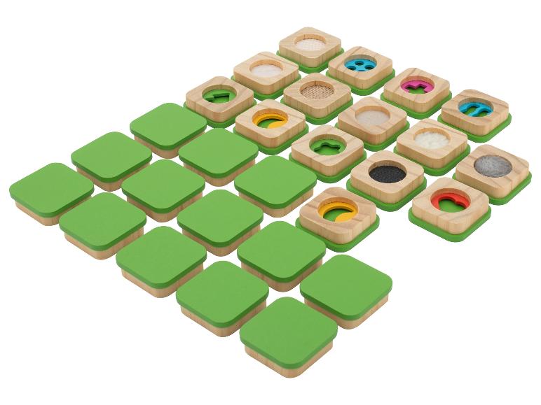 Sensorische Holzklötze mit grünen Oberseiten und verschiedenen Texturen