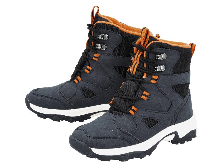Ein Paar dunkelgraue Wanderstiefel mit orangefarbenen und schwarzen Details.