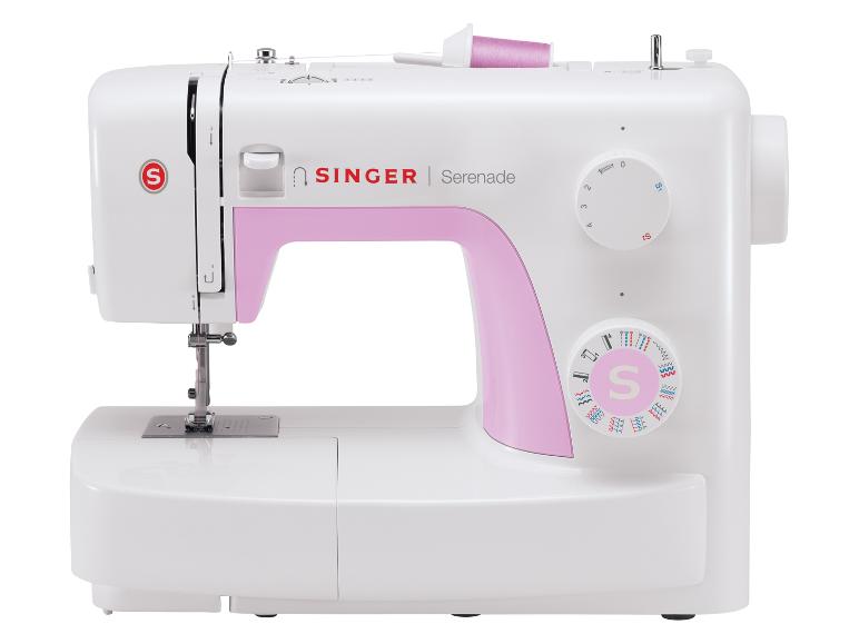 Weiße Nähmaschine mit rosa Akzenten und einer Garnrolle.