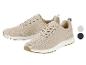 Zwei beige Strick-Sneaker mit weißen Sohlen und braunen Akzenten, mit Farbmustern.