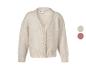 Beige Strickjacke mit Knöpfen und V-Ausschnitt, mit zwei Farbmustern an der Seite.