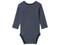 Ein gestreiftes Baby-Bodysuit mit langen Ärmeln.