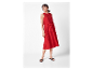 Eine Frau in einem roten Sommerkleid.
