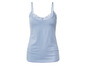 Ein hellblaues Tanktop mit Spitze am Ausschnitt.