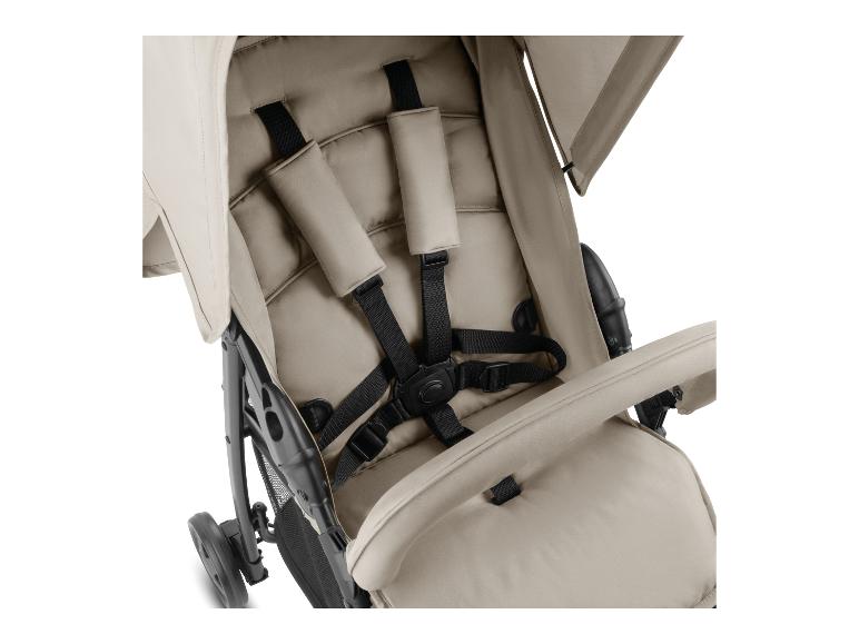 Beiger Kinderwagen mit Fünfpunkt-Sicherheitsgurt