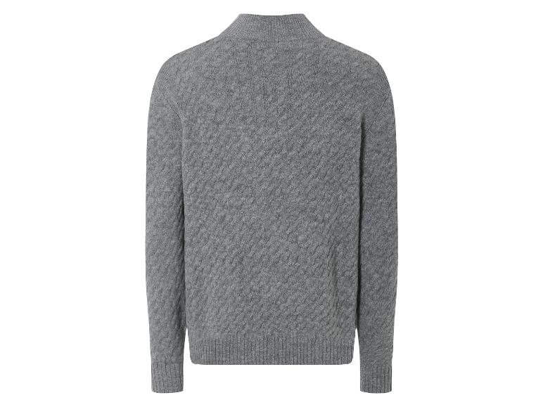 Grauer Strickpullover mit Stehkragen und langen Ärmeln.