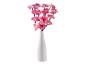 Eine weiße Vase mit rosa Kunstblumen mit Lichtern.