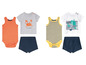 Zwei Baby-Bodys mit kurzen Ärmeln und Shorts mit Meeresmotiven.