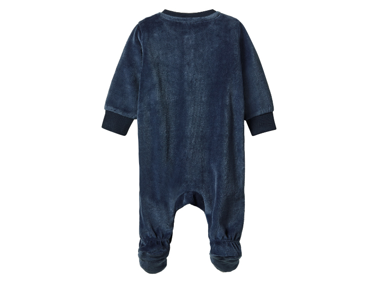 Ein weicher, blauer Velours-Baby-Strampler.