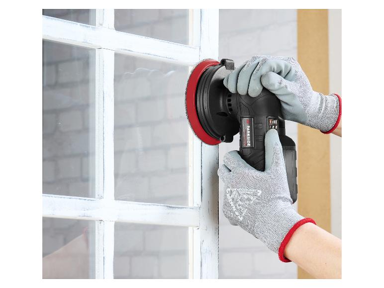 Behandschuhte Hände schleifen einen weißen Fensterrahmen mit einem Akku-Schleifer.