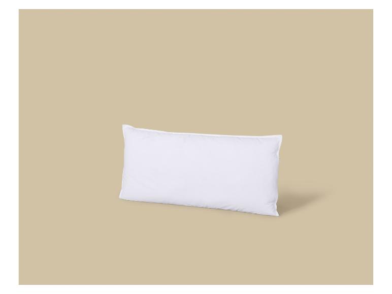 Weißes Kissen auf beigem Hintergrund