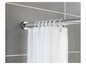 Ein weißer Duschvorhang hängt an einer verchromten Stange.