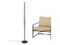 Farbige LED-Stehlampe und beiger Sessel auf weißem Hintergrund.
