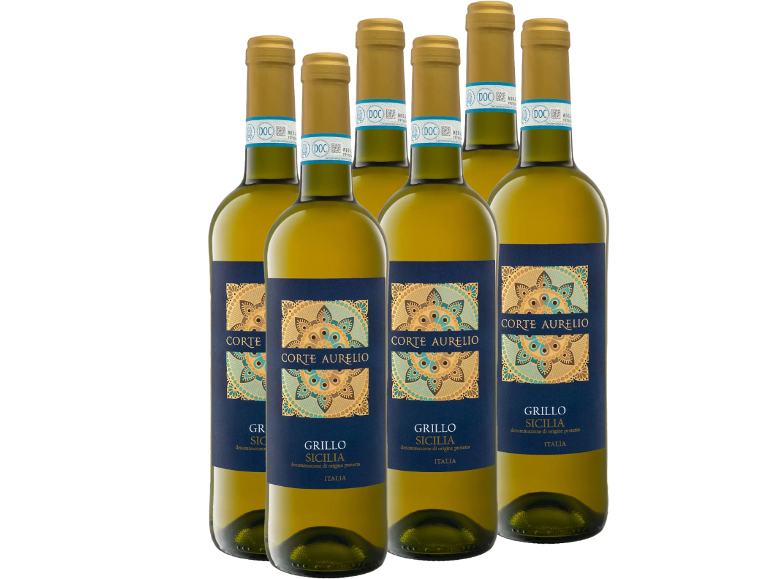 Sechs Flaschen Grillo Sicilia DOC Weißwein mit dunkelblauen Etiketten und goldenem Muster.